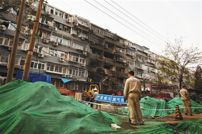 救援人員在現(xiàn)場排查。