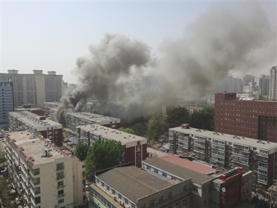 昨日，北京海淀區(qū)紅聯(lián)南村小區(qū)施工工地挖斷燃?xì)夤艿溃斐杀ㄒl(fā)居民樓火災(zāi)，致1死2傷，發(fā)生爆炸起火現(xiàn)場濃煙滾滾。CICPHOTO/總匯 攝