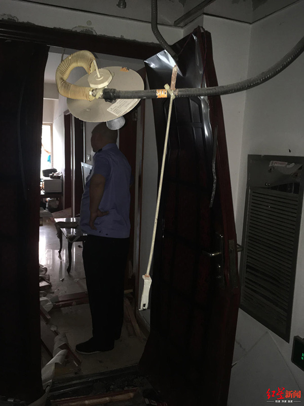 小區(qū)住戶屋內(nèi)爆炸，防盜門整體已經(jīng)彎曲