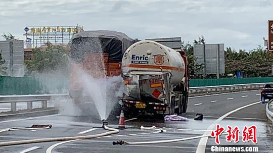 圖為處置現(xiàn)場(chǎng)。王蕾 攝 尹海明 攝