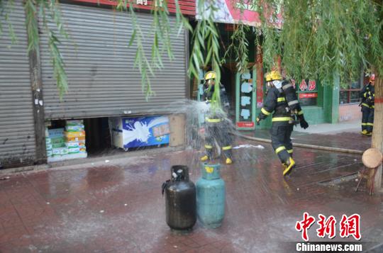 液化氣罐被大火吞沒消防官兵沖進(jìn)火海關(guān)閥救險