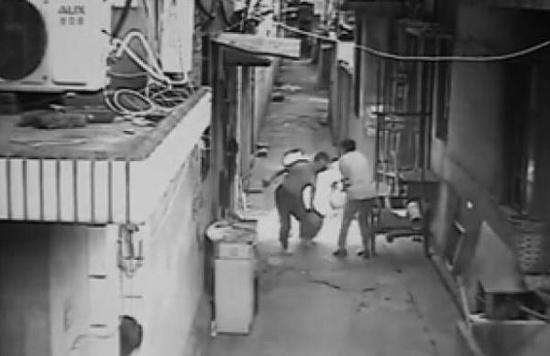 柳兆偉拖著冒火的煤氣瓶往河邊跑。視頻截圖